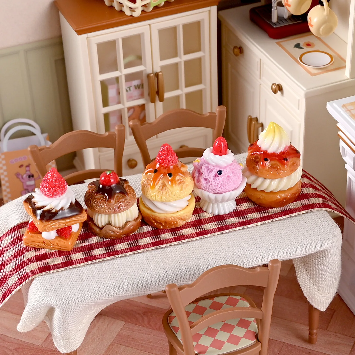 5pcs Mini Strawberry Jam Cake Dessert Model Dollhouse Kitchen Scene Miniature Food Play Resin Realistic DIY Desktop Decoration