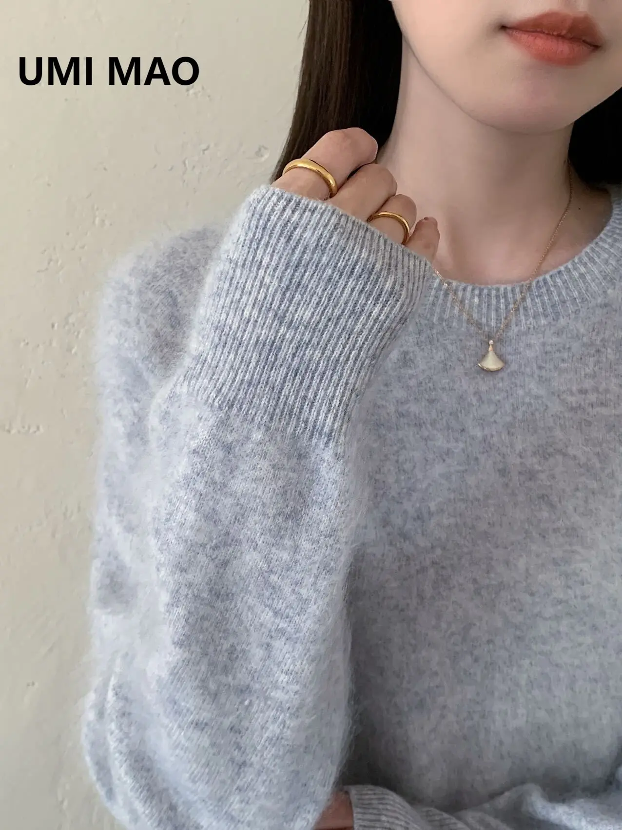 

UMI MAO Seamless One-Piece Fluffy Cashmere Brushed Wool Sweater Women Autumn Winter New Pullover V-Neck Knitted Sweater Femme