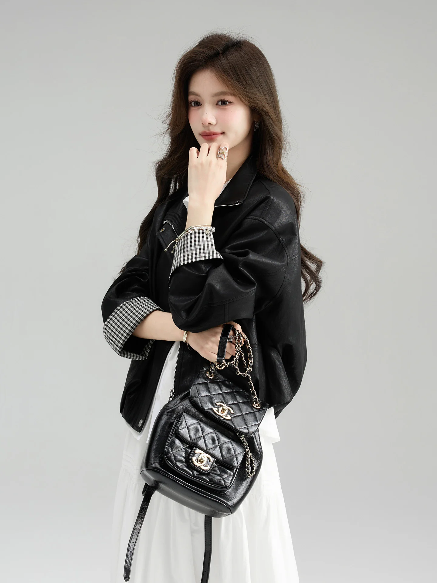 甘くてクールなスタイルのショート丈ブラックレザージャケット レディース 2026年春新作 袖ジッパーデザイン ストレートチューブタイプ