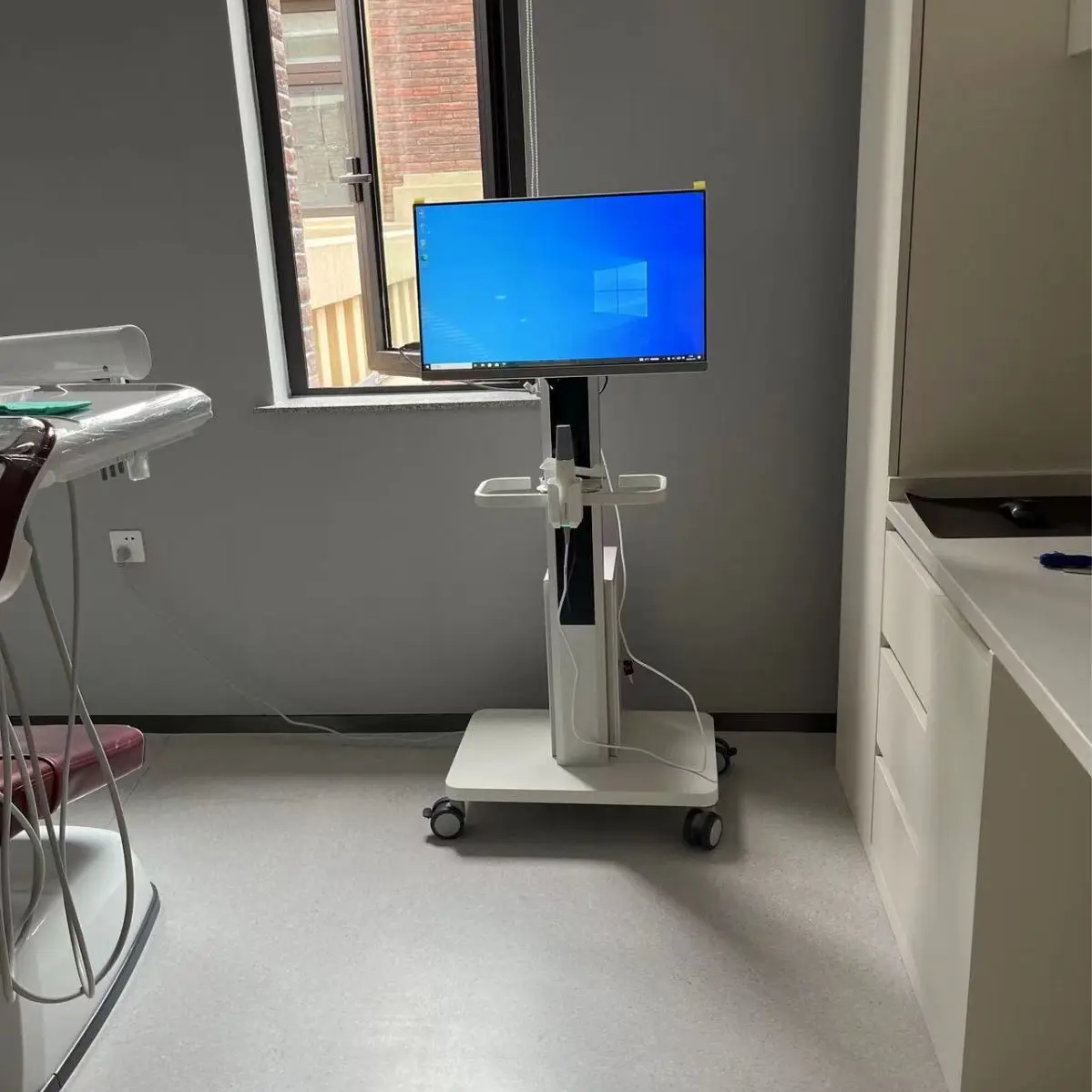 in Stock Movable All-in-One Oral Cart Electric Workbench for Nurse Station Information Touch Computer Workstation