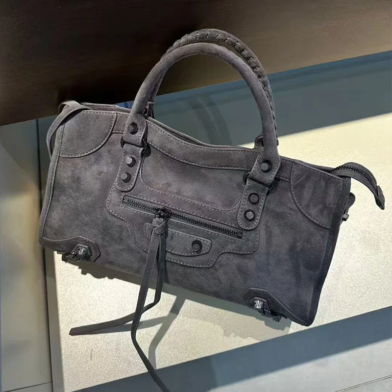 

The 2026 new best-selling retro suede handbag is a trendy, fashionable and versatile single-shoulder underarm bag