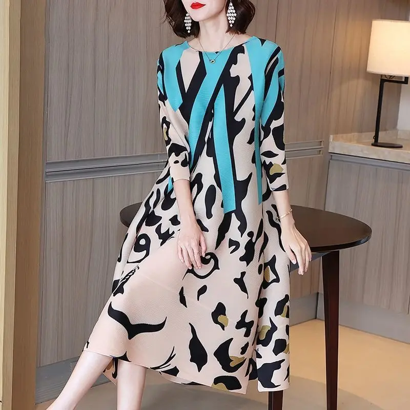 

Leopard printpropress wrinkle dress 2023 spring fashion age-aged loose large size slim three quarter sleeve o neck long dress