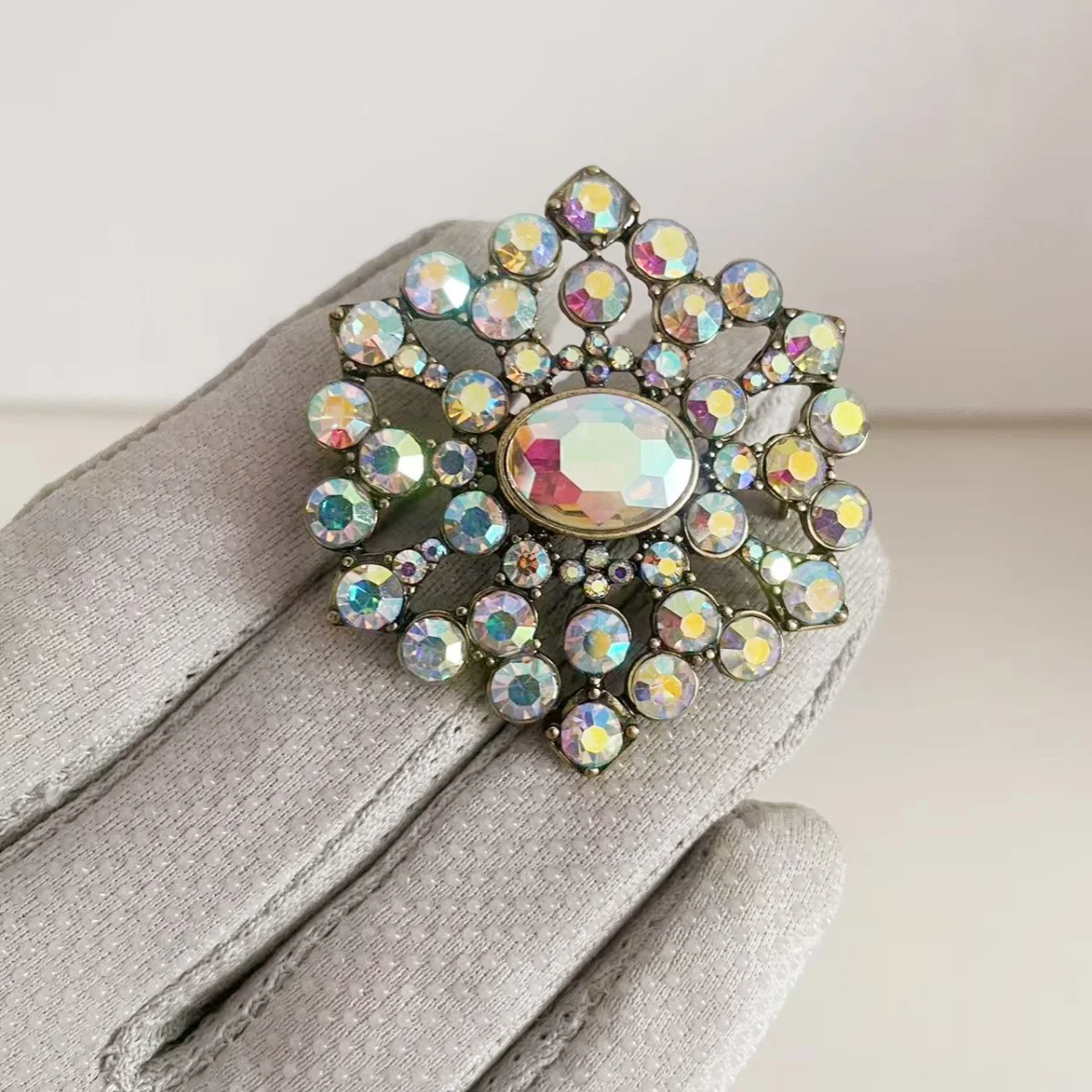

MITTO FASHION JEWELRIES AND HIGH-END ACCESSORIES CLEAR AB RHINESTONES PAVED FLORAL CHARM VINTAGE PIN WOMEN DRESS BROOCH