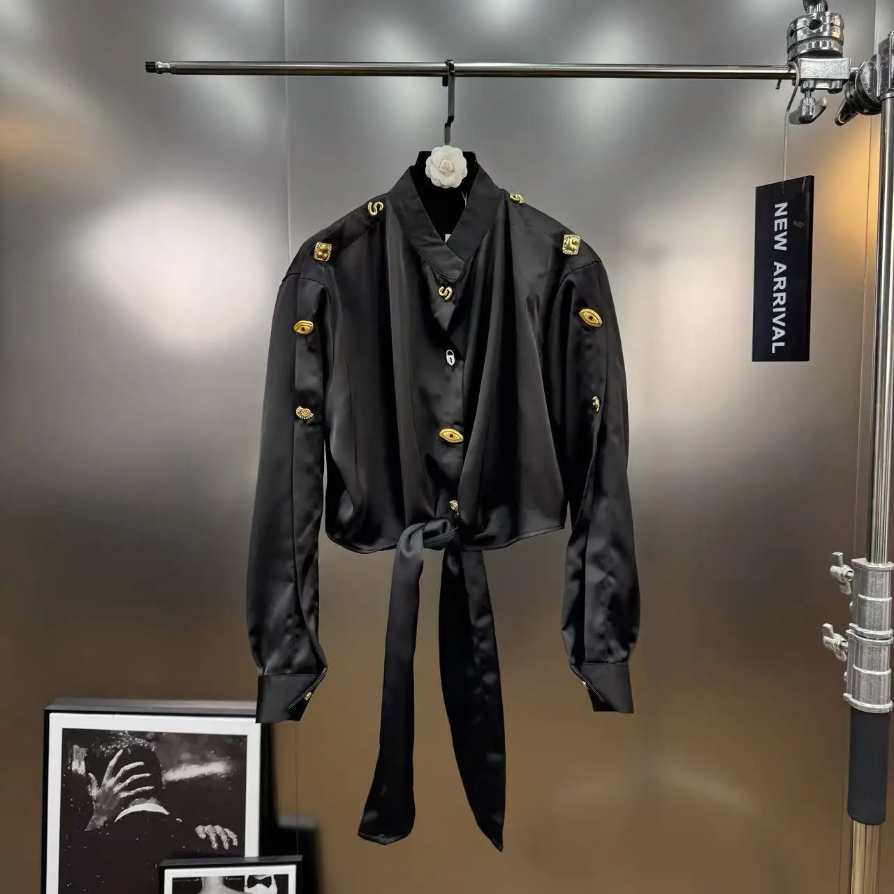 قميص فرنسي عتيق بقصة ضيقة لخريف 2025 قميص نسائي أنيق ملابس الشارع