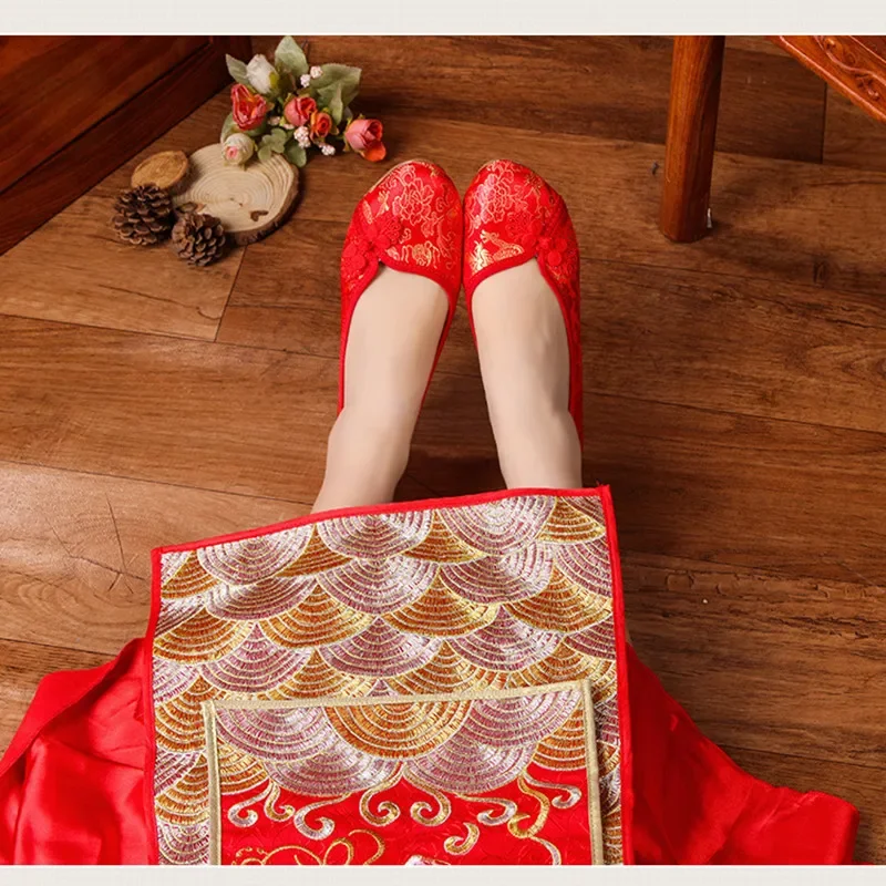 Vintage Chinese Style Women Silk Embroidered Red Wedding Shoes High End Elegant Ladies Comfortable Bridal Flat Shoes