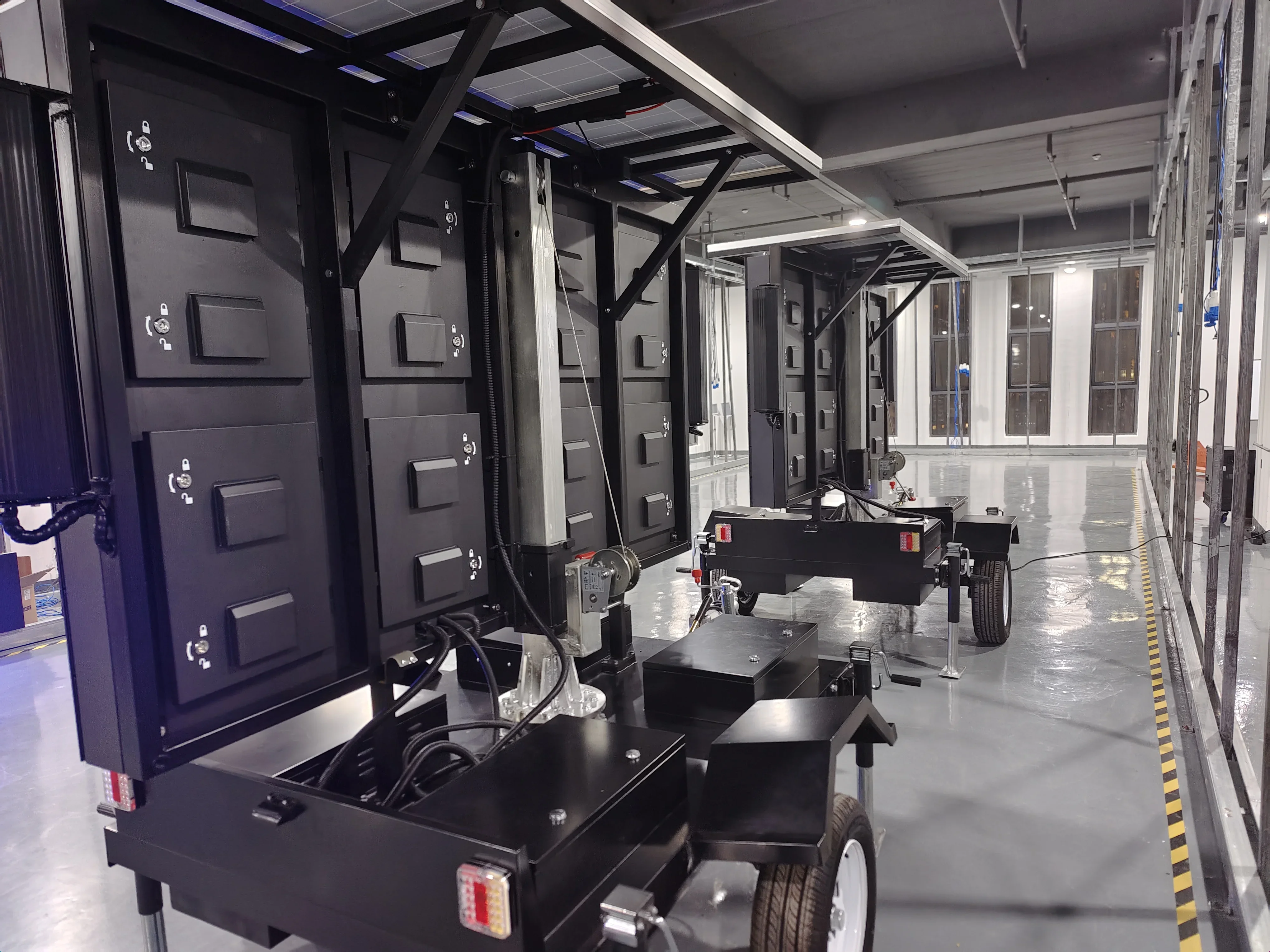 Zonne-energie P4 buitentrailer LED-scherm, schermgrootte 2240 mm x 1280 mm, aanhangergrootte 2382 mm x 1800 mm x 2074 mm