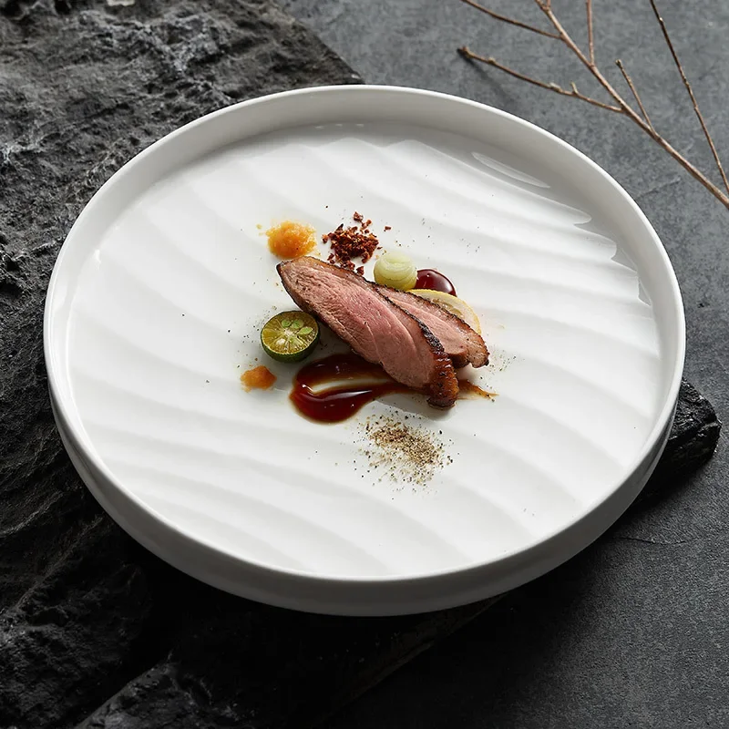 

Глубокая тарелка с широким краем диска. Высококачественная посуда для художественной концепции в японском стиле, западная посуда, посуда для домашнего отеля.