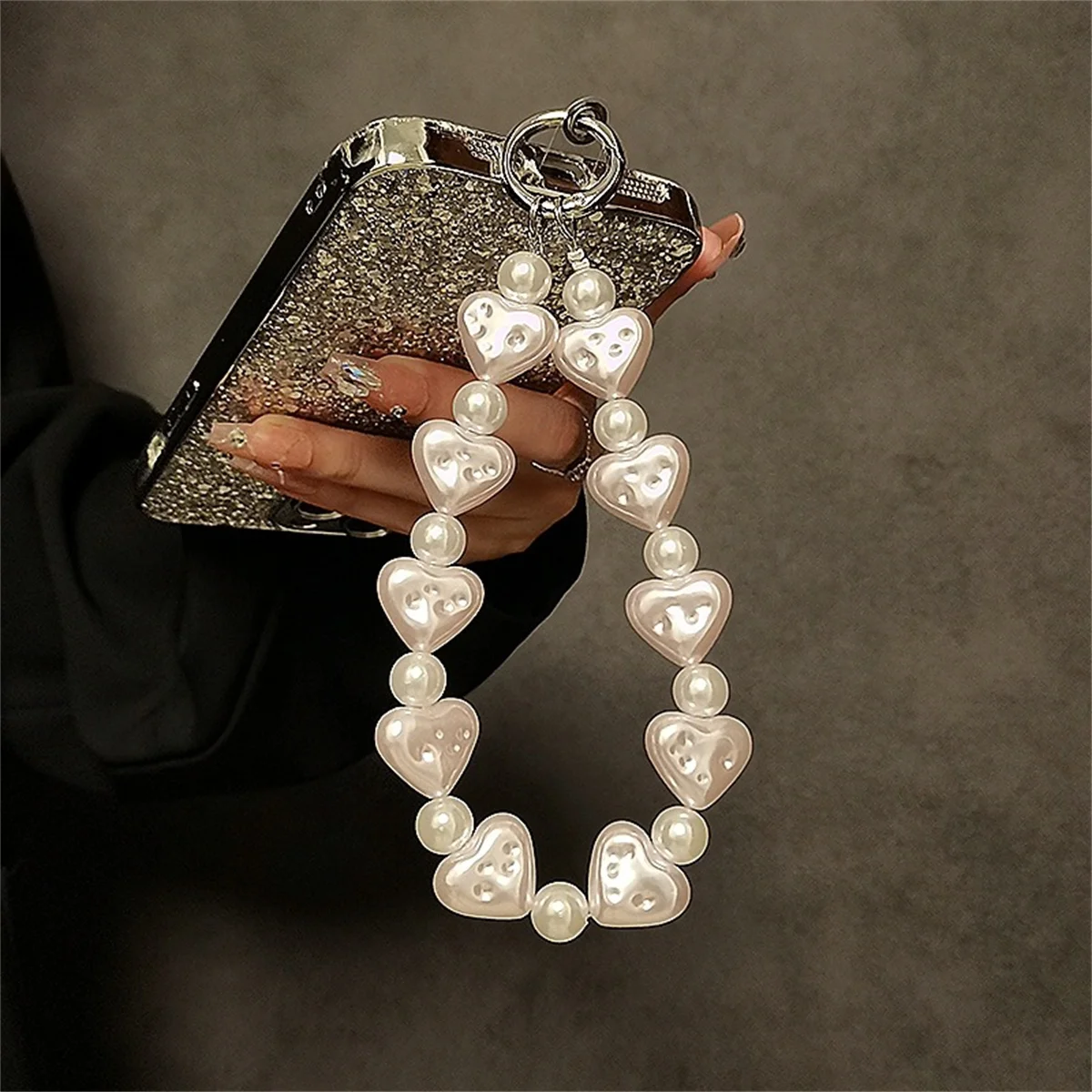 

Браслет с жемчужными бусинами, короткий ремешок на запястье с зажимом, брелок для ключей от машины, подвеска