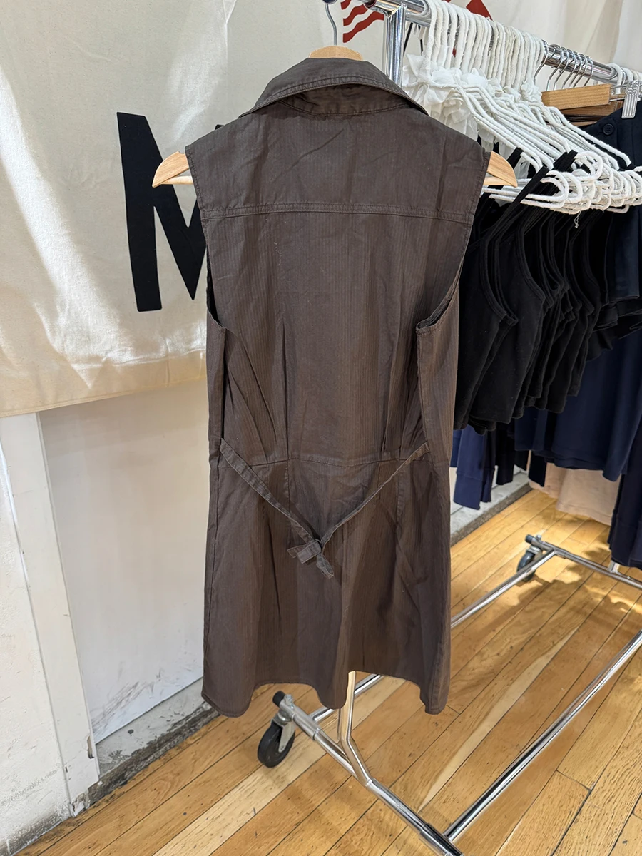 فساتين قميص مخططة بنية اللون للنساء بياقة على شكل طية صدر السترة وصدر واحد بدون أكمام فستان متوسط الطول برباط خلفي عتيق