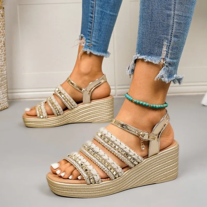 Luxuriöse goldene Keilabsatz-Sandalen für Damen mit goldenen Nieten, klobige Plateau-Sandalen, modische Gladiator-Sandalen mit dickem Boden