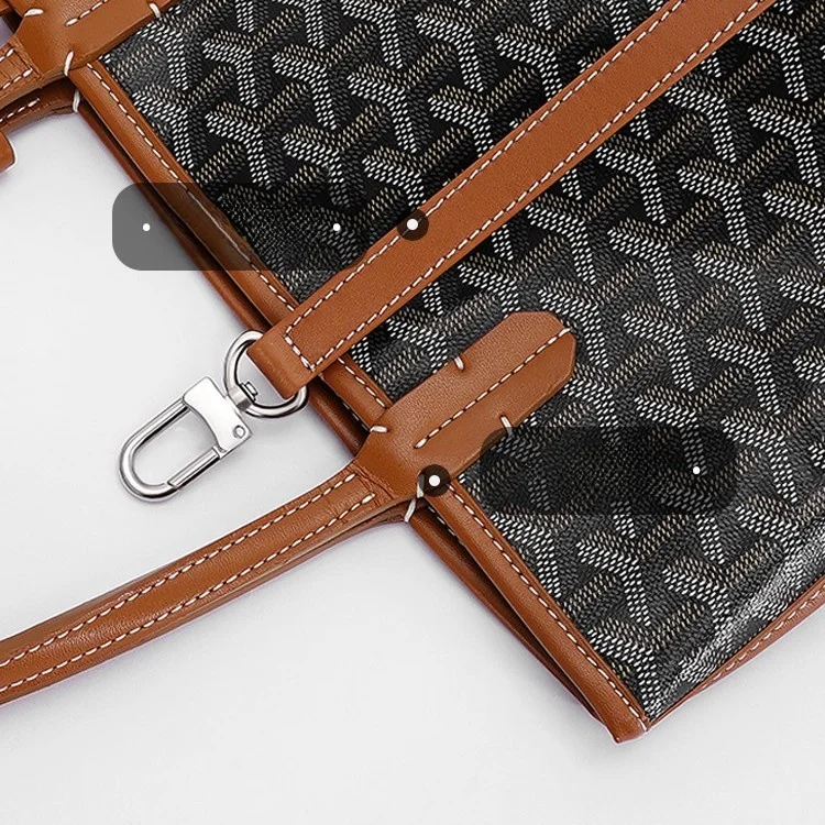 bolsa-tote-goyas-anjou-da-rui-handmade-workop-com-alca-transversal-modificacao-em-couro-com-dente-de-cao-acorios-pri