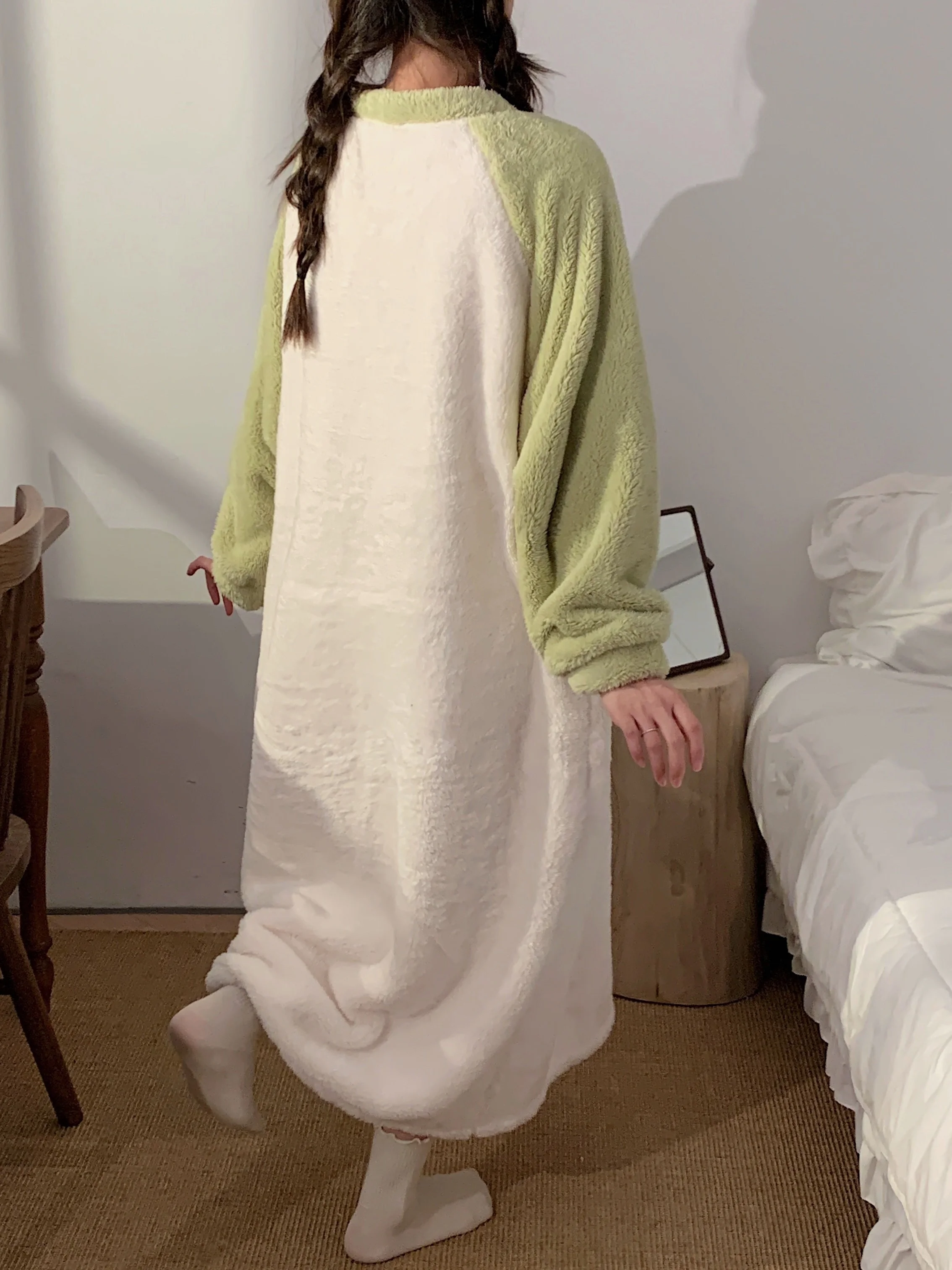 فستان نوم شتوي مريح، بيجامة منفوشة بأكمام طويلة، طباعة كرتونية لطيفة، بطانة قطيفة. ملابس مريحة ودافئة. غسل اليدين.