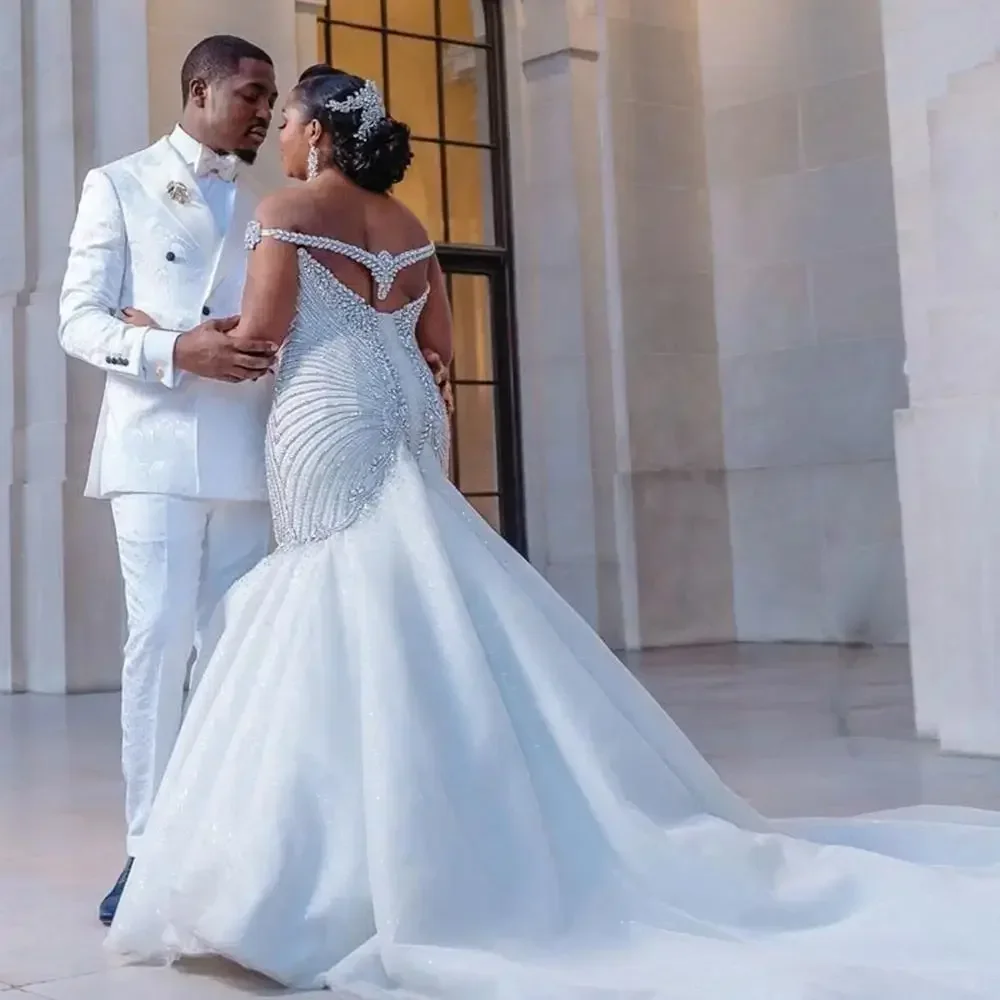 Maßgeschneidertes, schulterfreies, schulterfreies Brautkleid mit Perlenkristallen und glänzendem Tüll mit V-Ausschnitt im Meerjungfrau-Stil in Übergröße