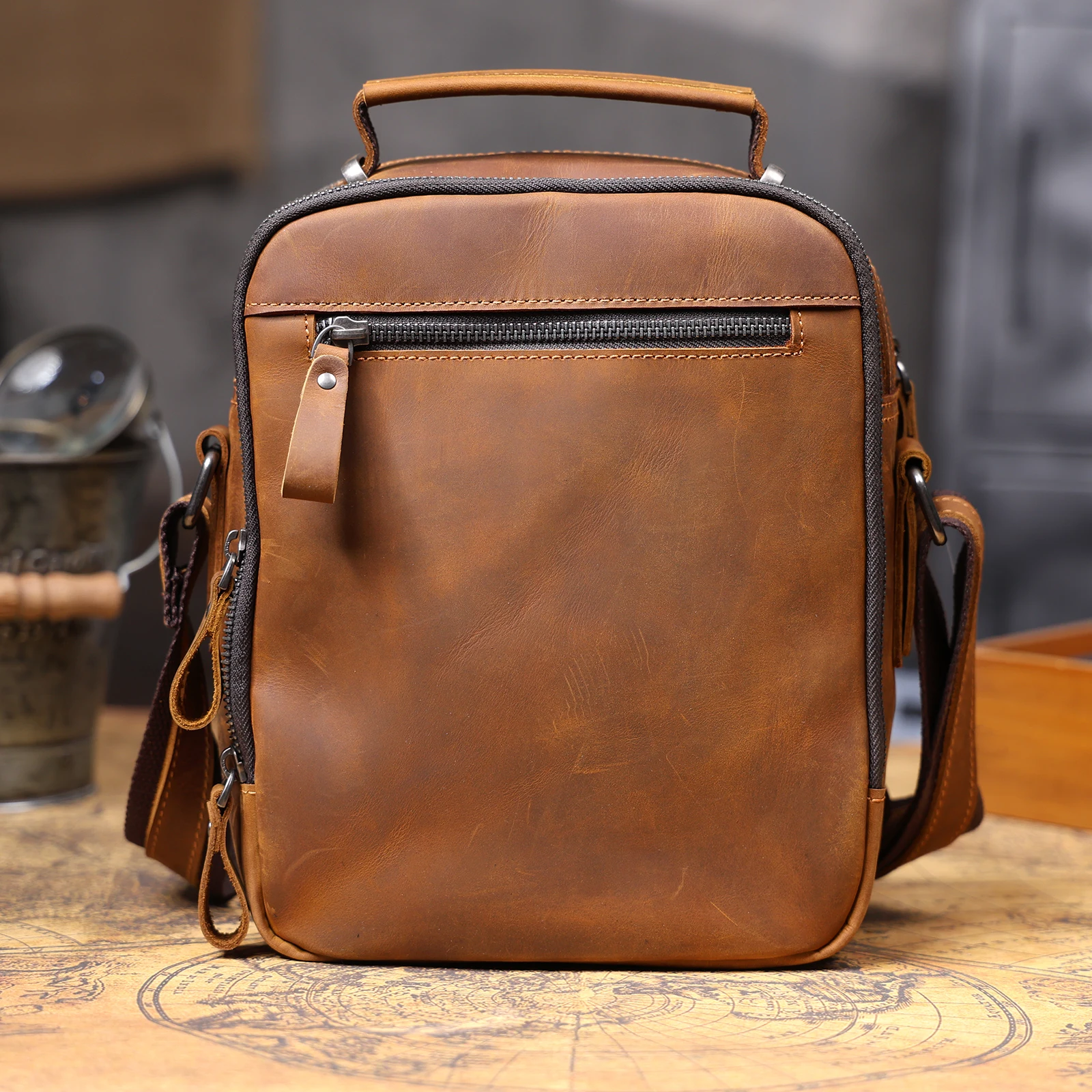 Vintage Leder-Umhängetasche für Herren, Lässige Crossbody-Tasche, Herren-Schultertasche aus Crazy-Horse-Leder, Handgefertigt – Detail 10