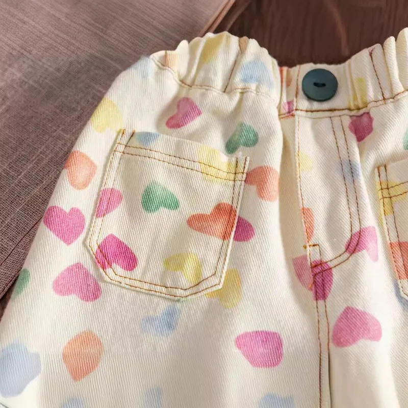 Pantaloni casual per bambini estivi 2024 Pantaloni dritti per bambini con cuore colorato Pantaloni larghi per ragazze leggeri e sottili