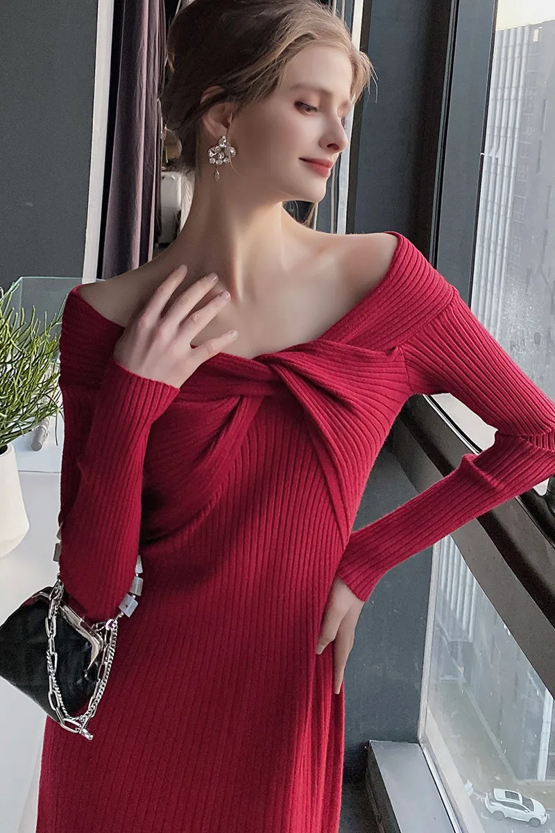 Dabuwawa  French Elegant Off Shoulder Twist Design Feel Knitted Large Swing Dress Spring 2023 DM1ADR033