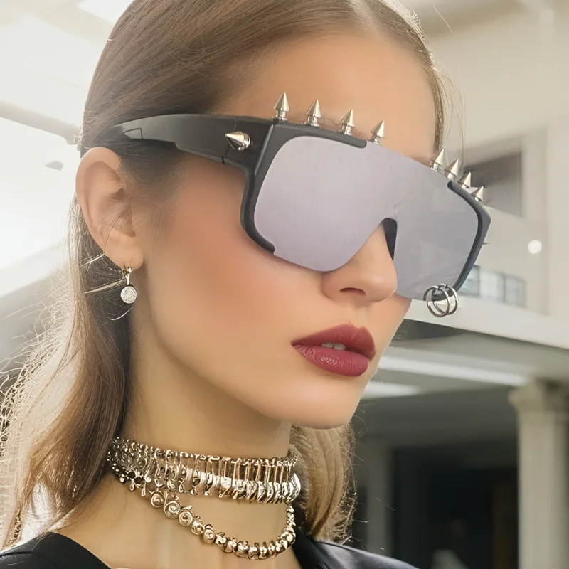 New Rivet Spike Decoration Wild Rock SteamPunk Sunglasses Women Men Cool Fashion Stage Bar Party Metal Conjoined Trendy Eyewear