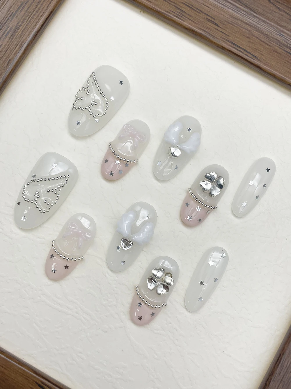 Uñas Postizas Cortas de Color Blanco Lechoso y Rosa, con Diseño de Mini Estrellas, Cadena Brillante, Alas de Ángel, Lazo y Trébol de Cuatro Hojas