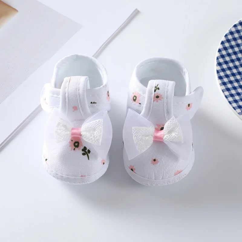 

Baby Girl Flower-Decorated Slippers: Comfy Soft Sole for Newborns & Infants (0-8 Months)