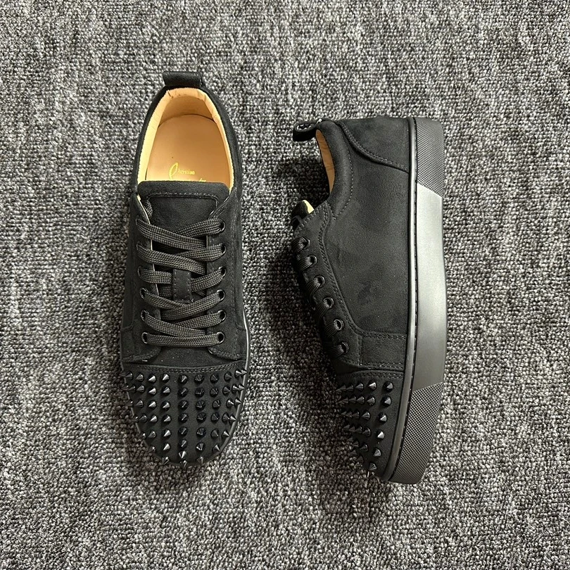 

Роскошные модные замшевые мужские кроссовки с красной подошвой, туфли на шнуровке с круглым носком, повседневные легкие прочные кроссовки с заклепками и декором