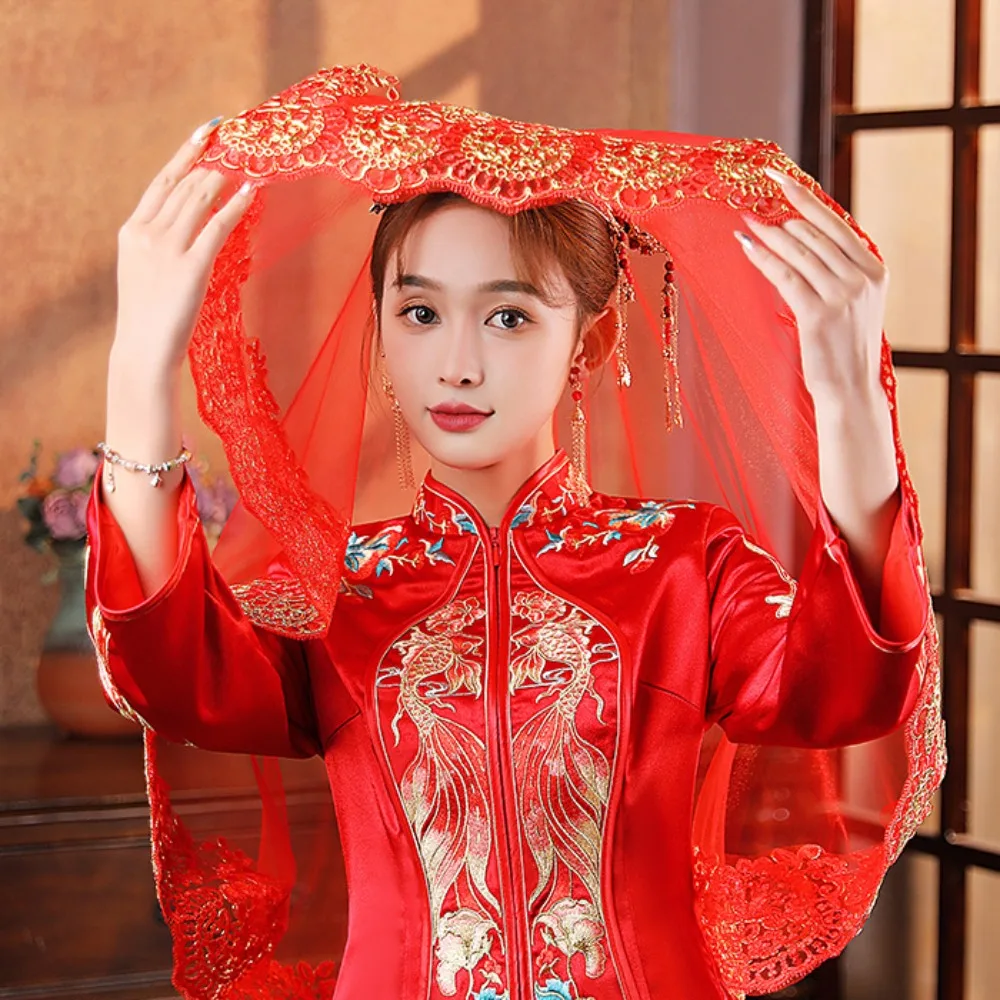 Exquisite Gauze Gold Embroidery Red Bridal Veil Short Ancient Chinese Wedding Gowns Lace Elegant Xiuhe Dress Veil Wedding Photos