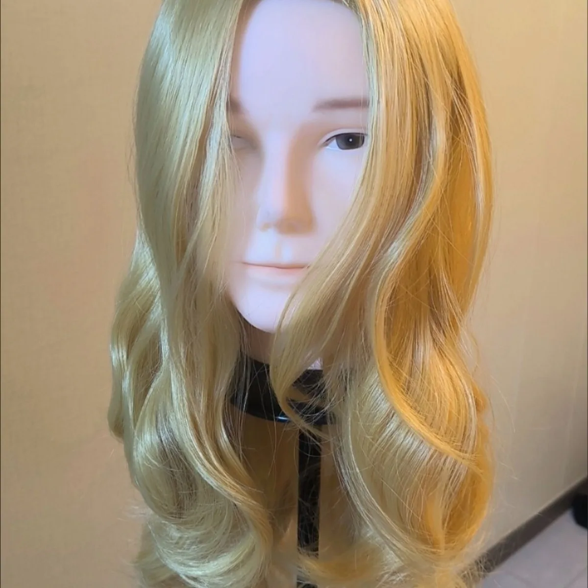 أزياء روز شعر مستعار تأثيري | تجعيد الشعر الأشقر الاصطناعية المقاومة للحرارة مع الانفجارات المركزية المقطوعة #6