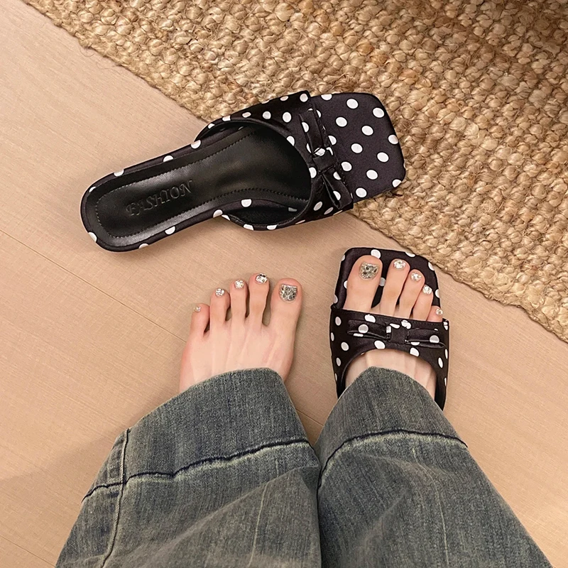 Polka Dot Schleifen-Keilabsatz-Slipper für Damen – Neue französische Plateau-Sandalen im lässigen Stil mit dicker Sohle für Outdoor und Strand – Detail 7