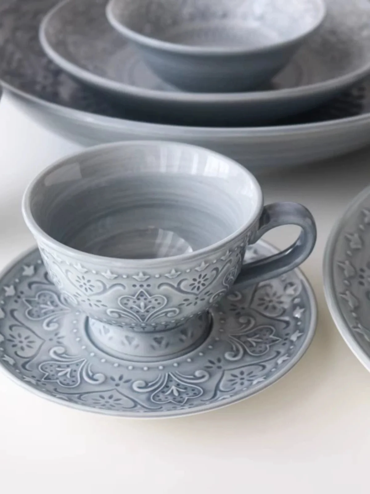 

Exported to the UK ceramics underglaze color haze blue tulip embossed dinner plates, deep bowls, cups, sugar jars