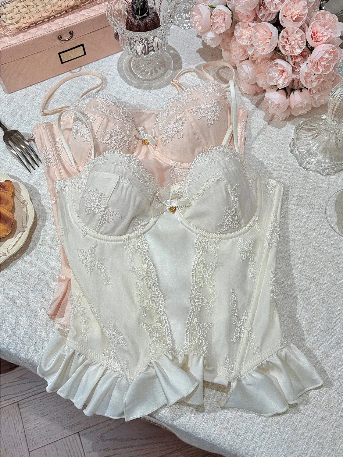 

Новинка: Женское белье в стиле барокко с кружевом, тонкими бретелями, V-образным вырезом и застежкой-молнией из полиэфирного волокна