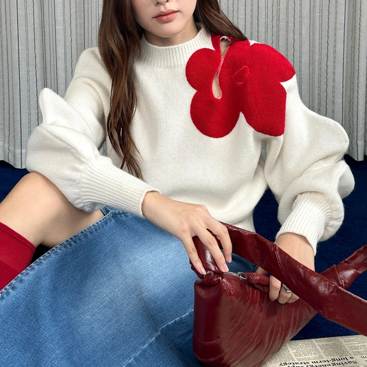 

Красный вязаный свитер с 3D цветочной аппликацией, игривый вязаный пуловер с пышными рукавами, коллекция осень-зима 2025 года, трикотажные топы