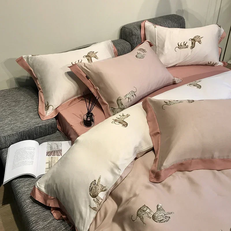 2023 new four-piece bedding fashion cotton double household bed sheet quilt cover animal print comfortable pink and white color