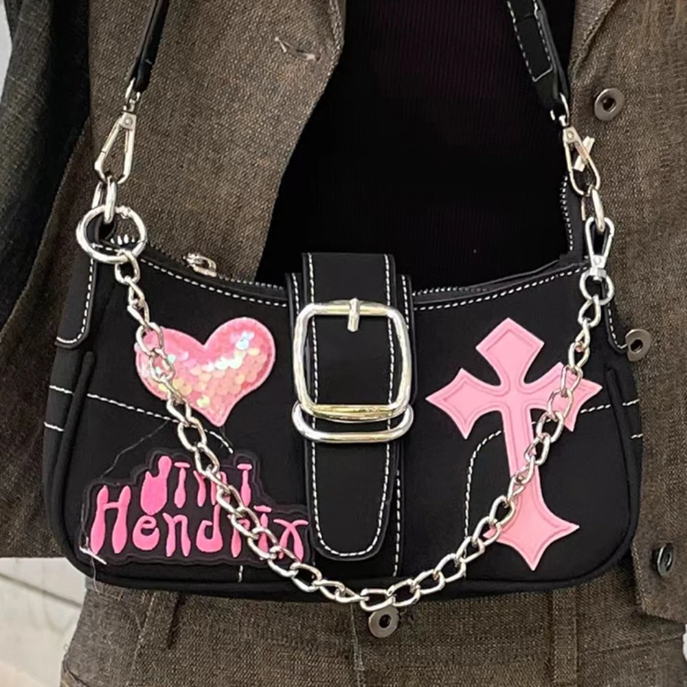 Bolso de charol negro con cadena pequeña para mujer, bolso de mano con hebilla de Metal y corazón cruzado rosa, estilo Preppy, Y2K, 2023