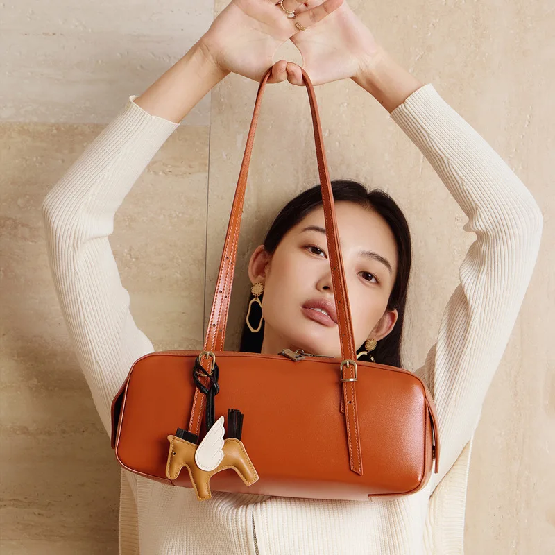 

2025 New Leather Underarm Retro Bowling Bag Women's Versatile Niche Vegetable Tanned First Layer Cowhide Bag Handbag Women's Bag