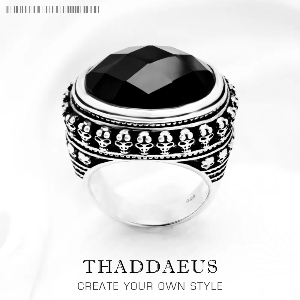 

Кольцо коктейльное из серебра 925 пробы с черным овальным фианитом и черепом