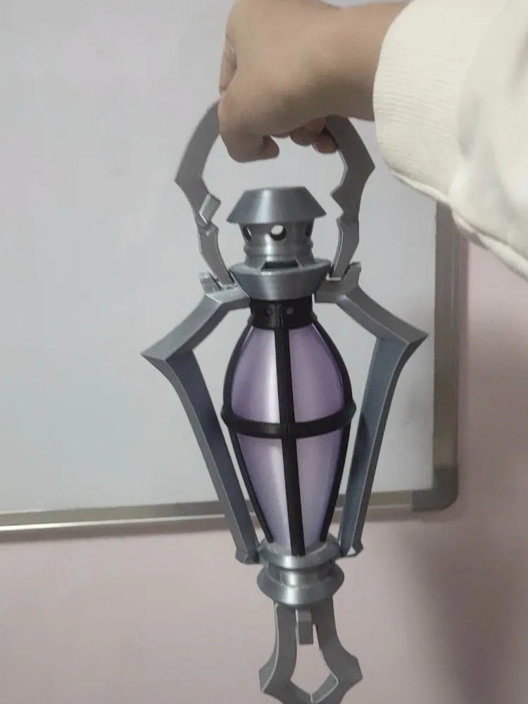 โคมไฟพกพาสไตล์เรโทรจากเกม Genshin Impact รุ่น Flins Lantern Bearer พร้อมไฟ LED วินเทจ สำหรับตกแต่งคริสต์มาส ฮาโลวีน และคอสเพลย์