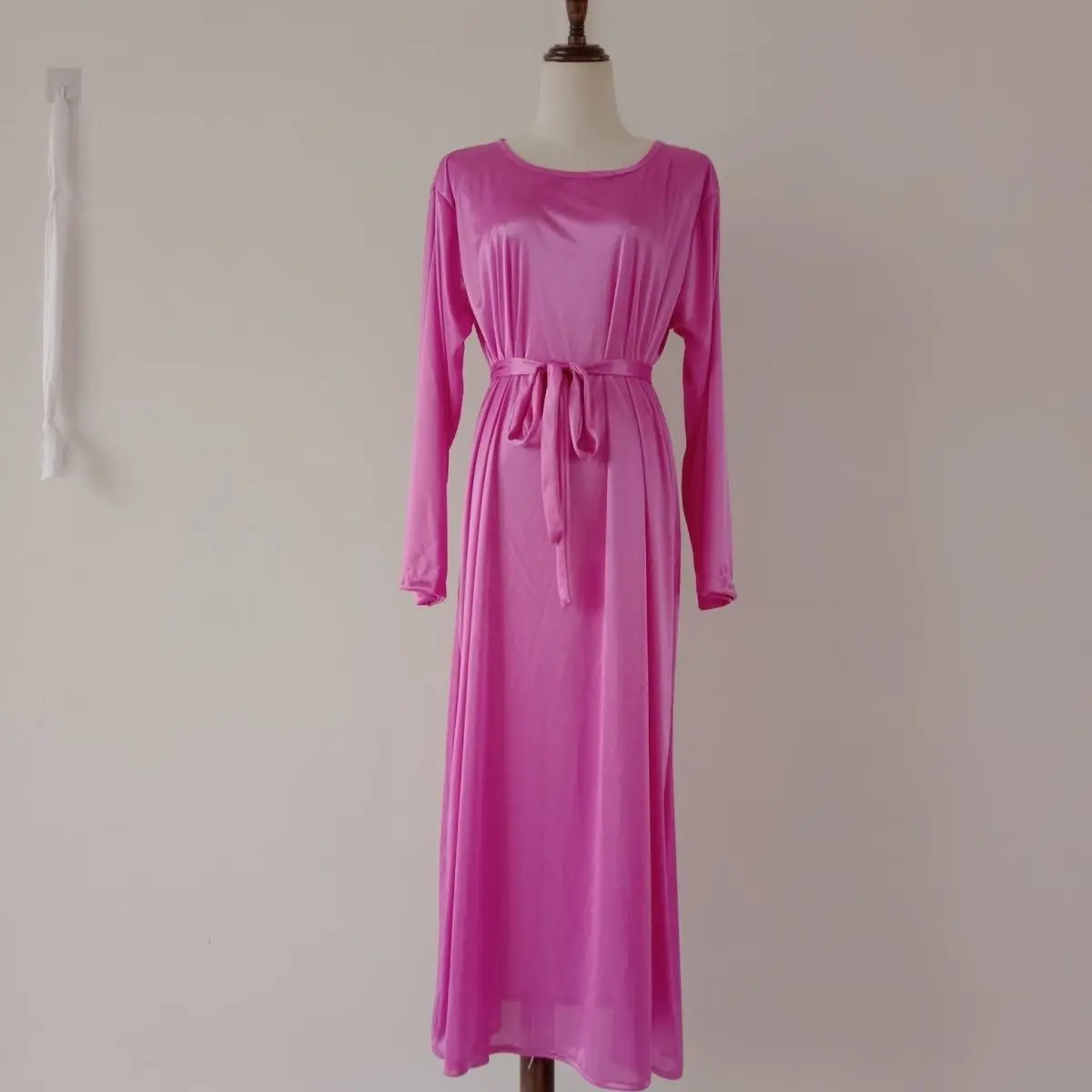 Błyszcząca satynowa długa sukienka damska, luźna piżama, sukienka maxi, elegancka sukienka wkładana przez głowę, odzież do spania