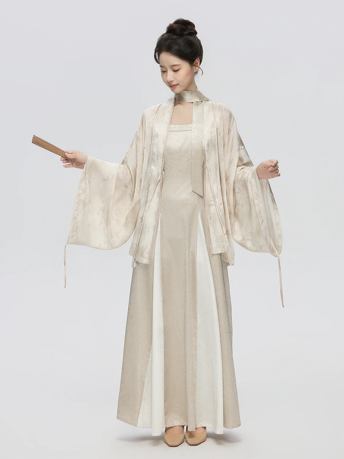 

Новый китайский костюм Ханьфу: вышитый атласный комплект из двух предметов, юбка А-силуэта с высокой талией, длинное платье для женщин