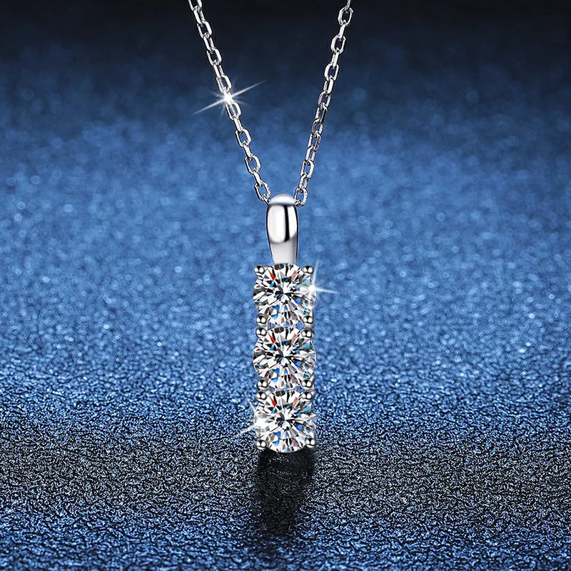 

Platinum PT95018k Gold Pendant Moissanite Necklace with Three Tone Simple and Fashionable 1.5 Carat Moissanite Necklace