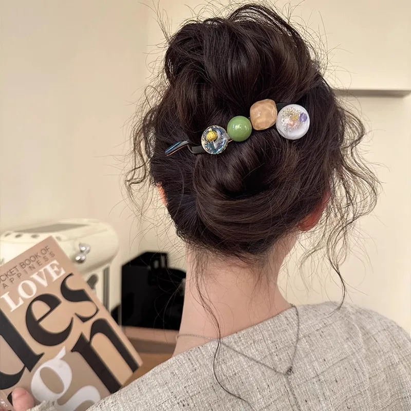 Pinza para el pelo de una pieza verde primavera para mujer, pasador para el pelo fresco con giro Simple en la parte posterior de la cabeza, estilo de gama alta