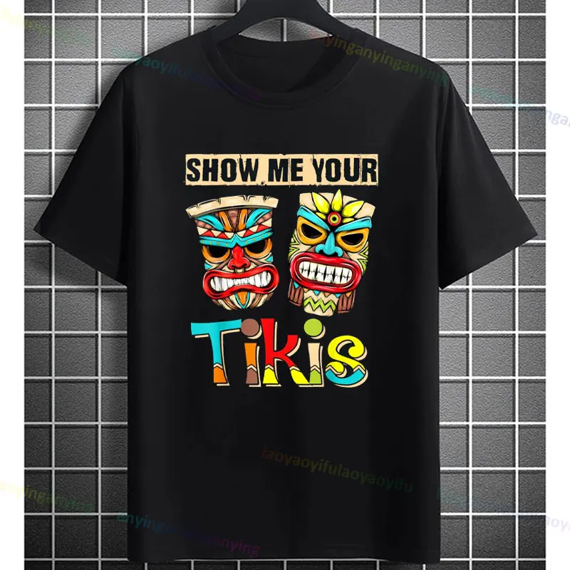 ตลก "Getting Freaky At The Tiki" ฮาวาย Luau กราฟิก TShirt อารมณ์ขันสไตล์ลําลองสีดําผ้าฝ้ายแขนสั้น TEE streetwear