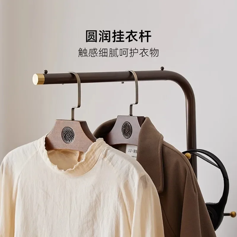 Dormitorio, percha pequeña, perchero de piso a techo, puerta de entrada