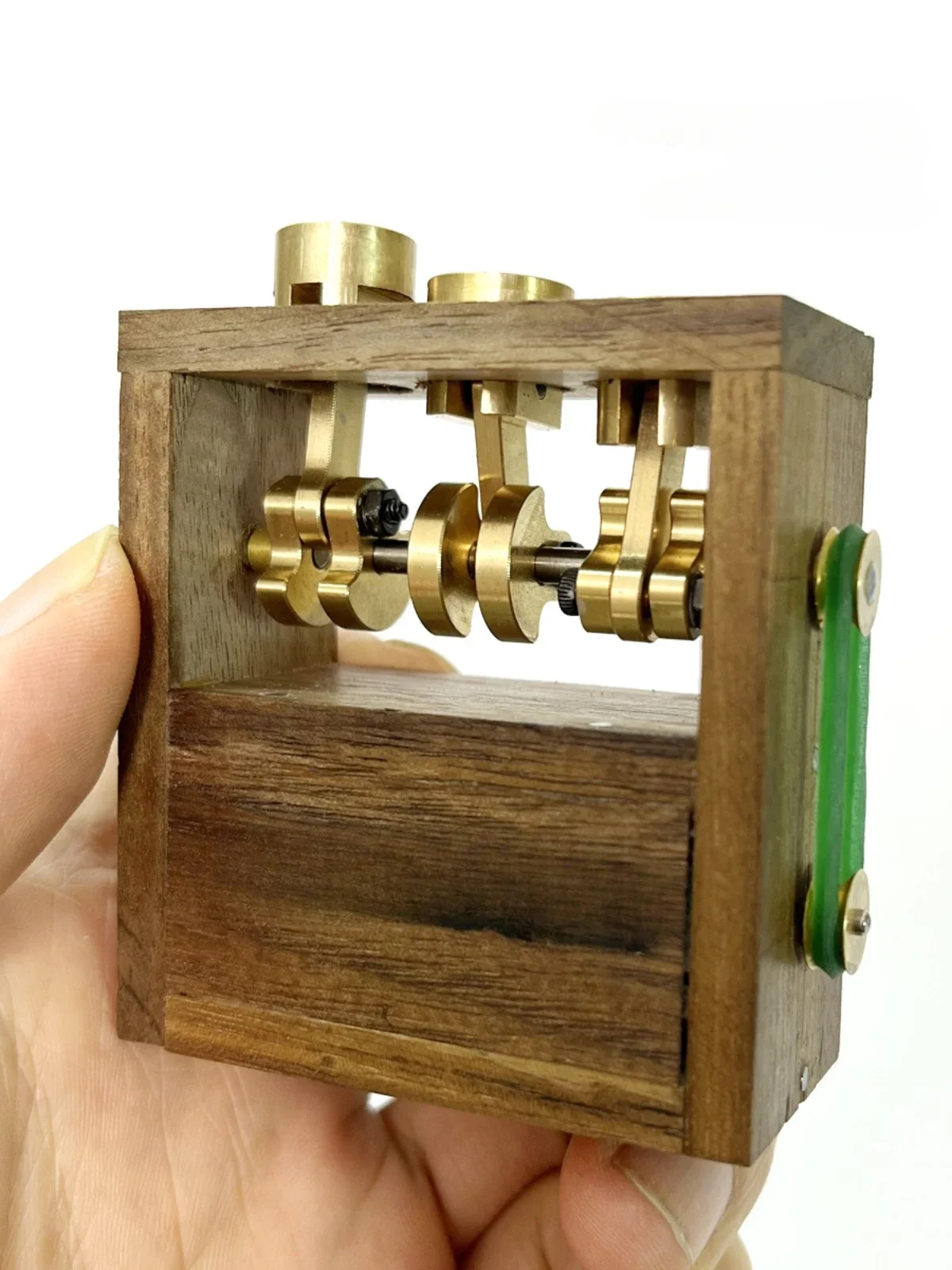 Modelo creativo de motor de 3 cilindros hecho a mano.