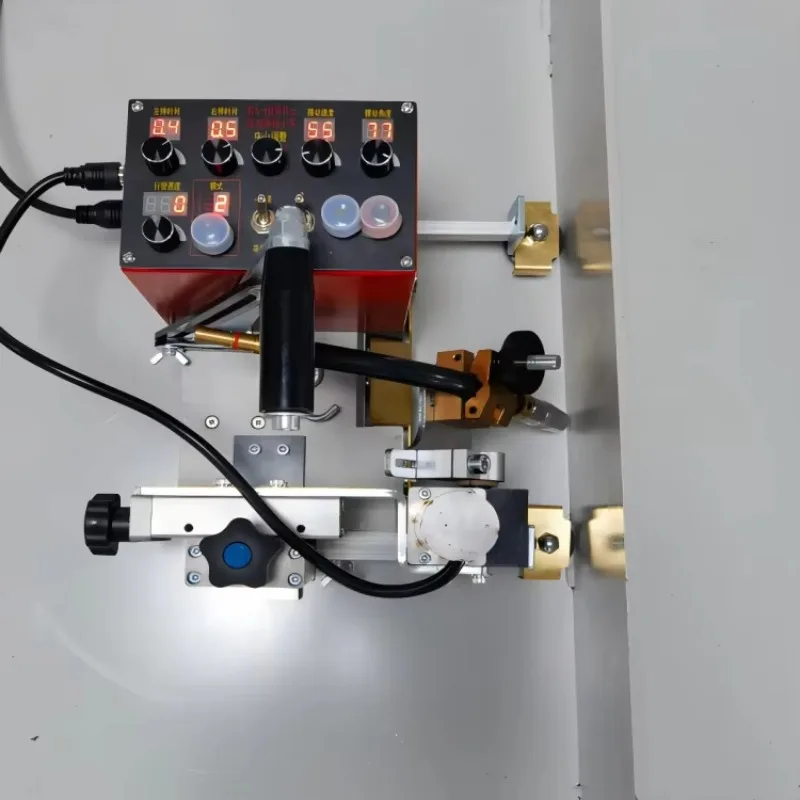 Portable AC220V Center Position Adjustable Magnetic Welding Robot Four-wheel Drive Self Suction Automatic CO2 Welding Equipment