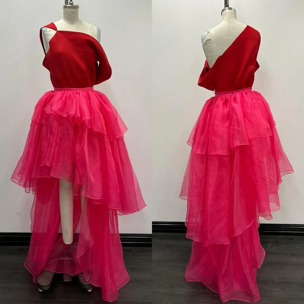 

Розовая многослойная юбка с каскадными оборками и высоким низким подолом. Струящаяся ткань и асимметричный дизайн. Идеально подходит для официальных мероприятий.