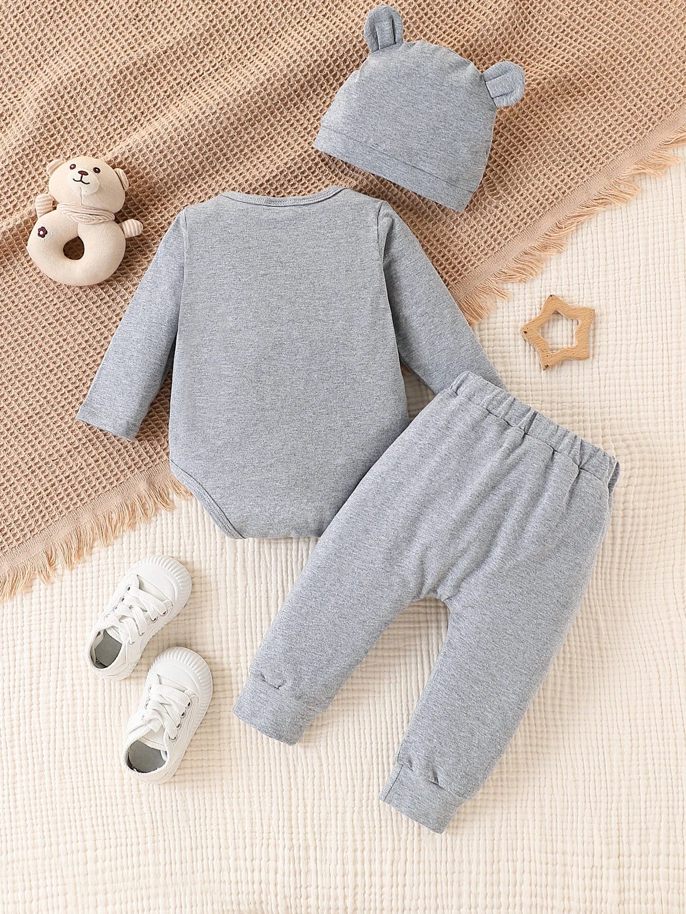 2 pieces of baby boy's casual cute cartoon bear printed round neck long sleeve romper and long pants set (including hat)