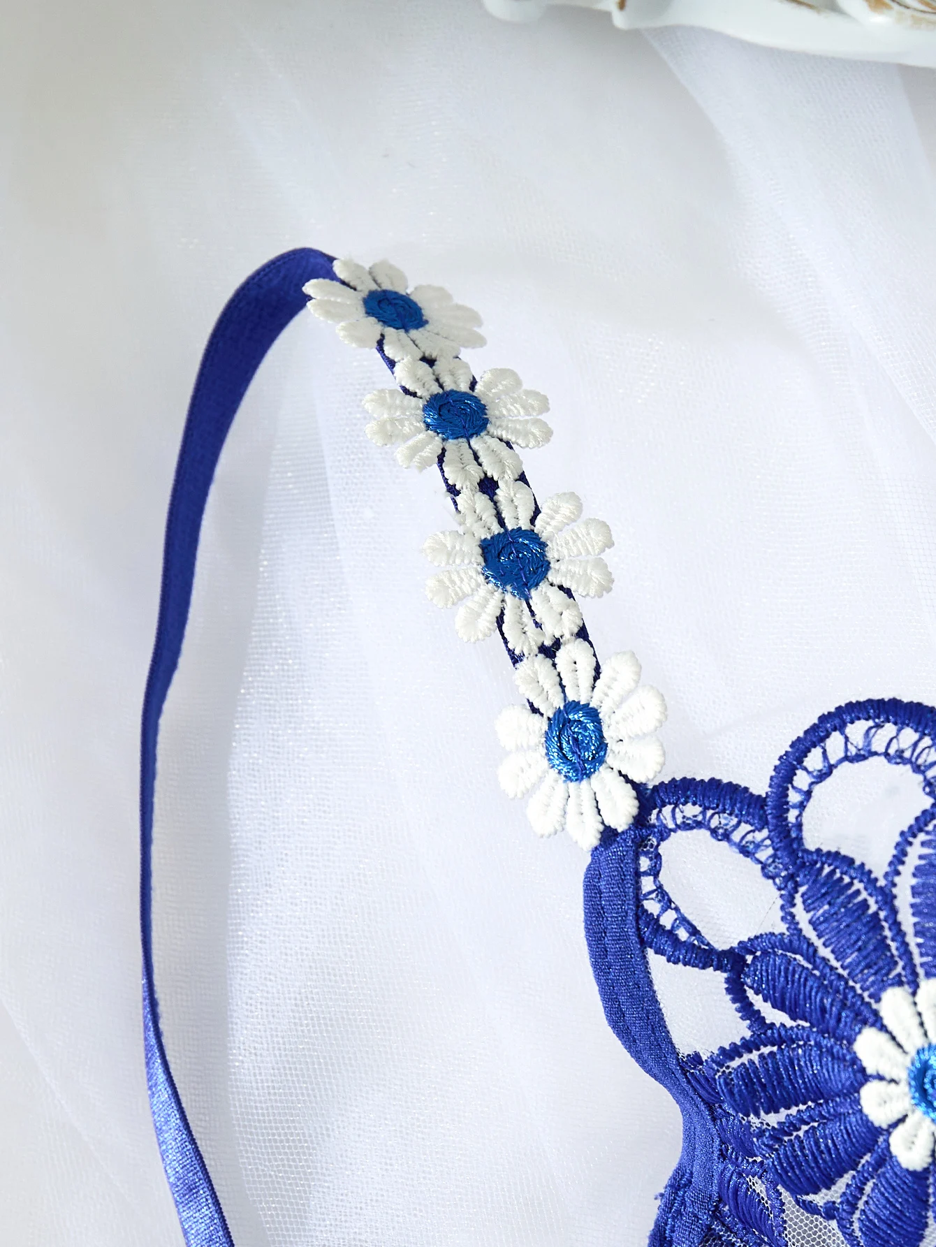 Um conjunto de lingerie azul sexy, incluindo sutiã e tanga com padrão de margaridas, um confortável de duas peças feminino estilo família ZA825086