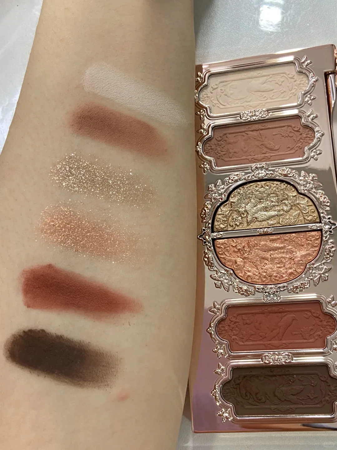 Flower Knows Makeup Collezione di collare a forma di nuvola di farfalle Tavolozza di ombretti in rilievo a 6 colori Glitter impermeabile a lunga durata per gli occhi