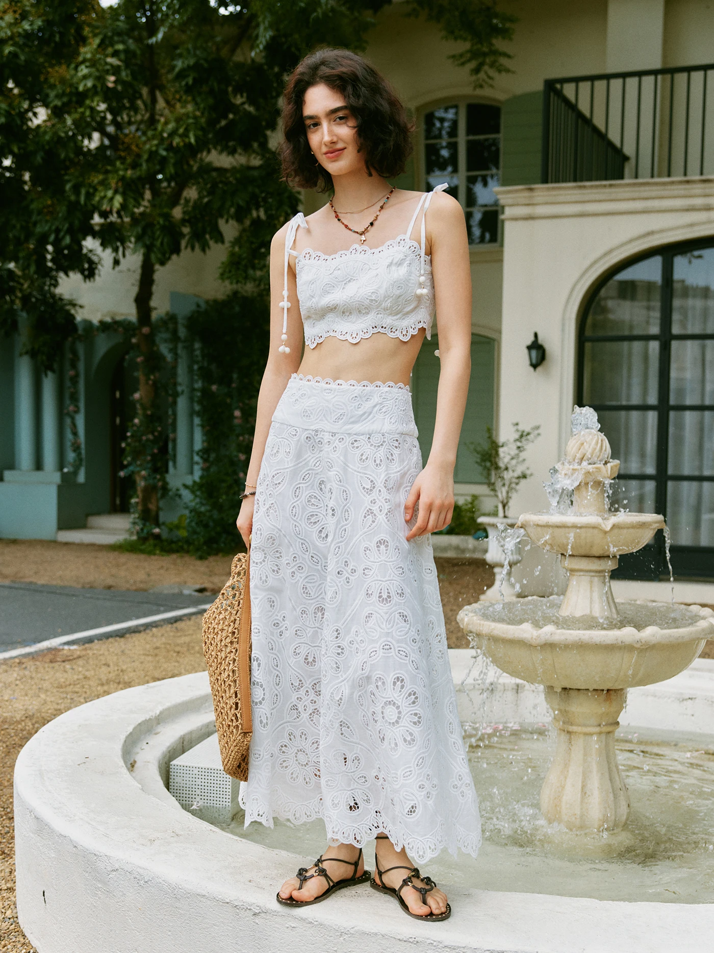 

Комплект женской одежды: кружевная вышивка, ажурная юбка с пышным подолом, тяжелая объемная вышивка, юбка на бретельках, элегантный стиль