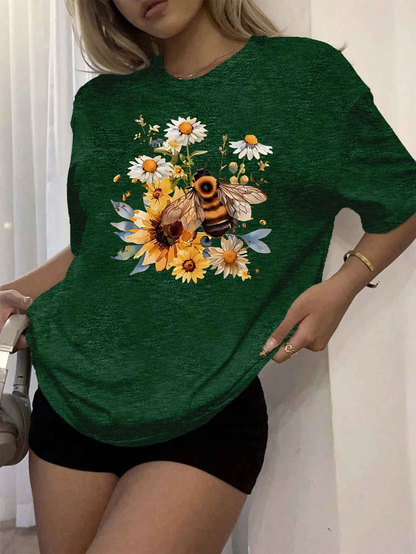 

Элегантная футболка больших размеров с цветочным рисунком пчелы и мотивами подсолнечника и ромашки для природы - вдохновленный шик ﻿ ﻿ ﻿ ﻿ ﻿