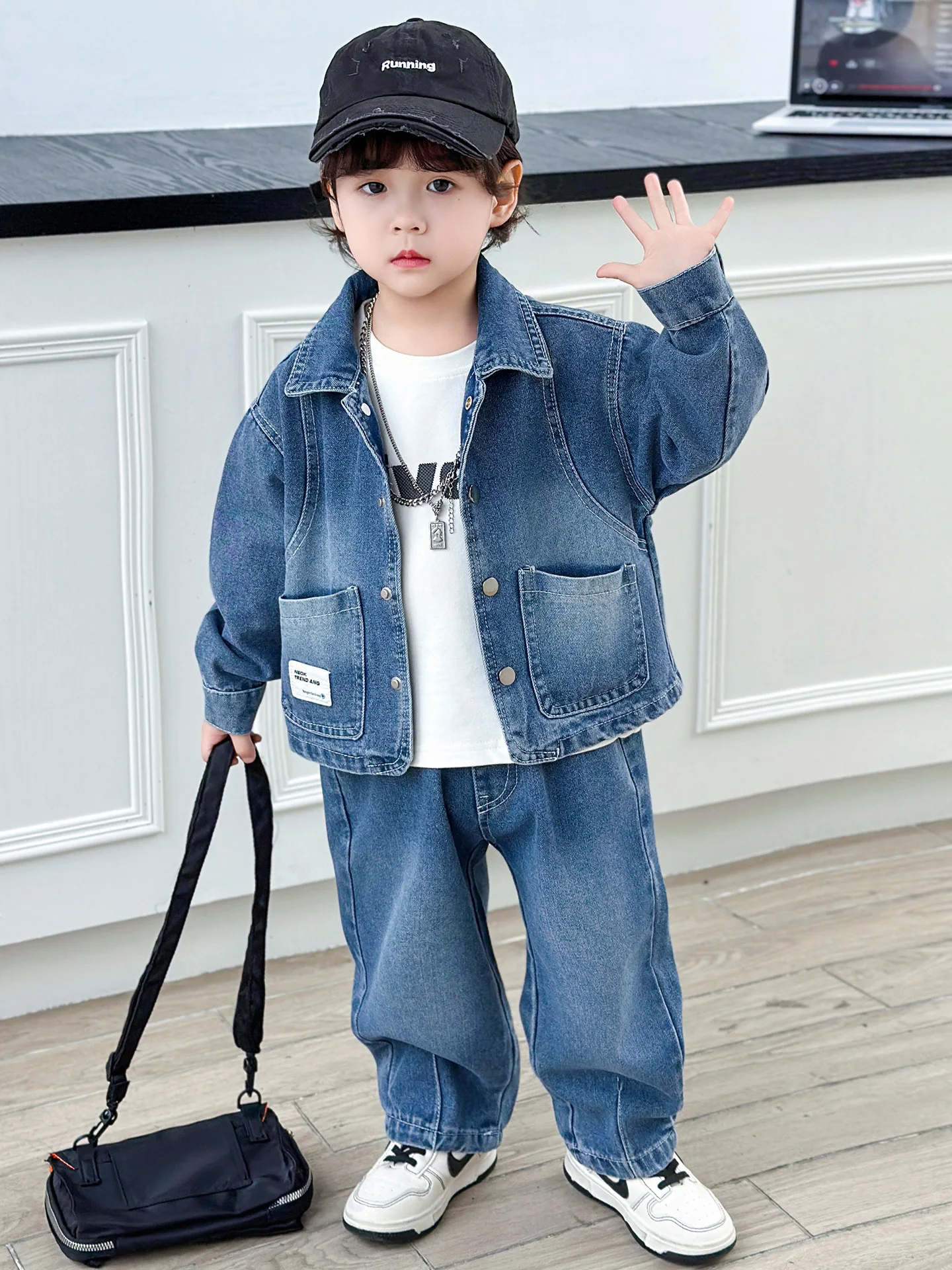 

Стильный модный комплект для мальчиков на весну-осень: 3 предмета (футболка с длинным рукавом, длинные брюки, джинсы) из хлопка для подростков